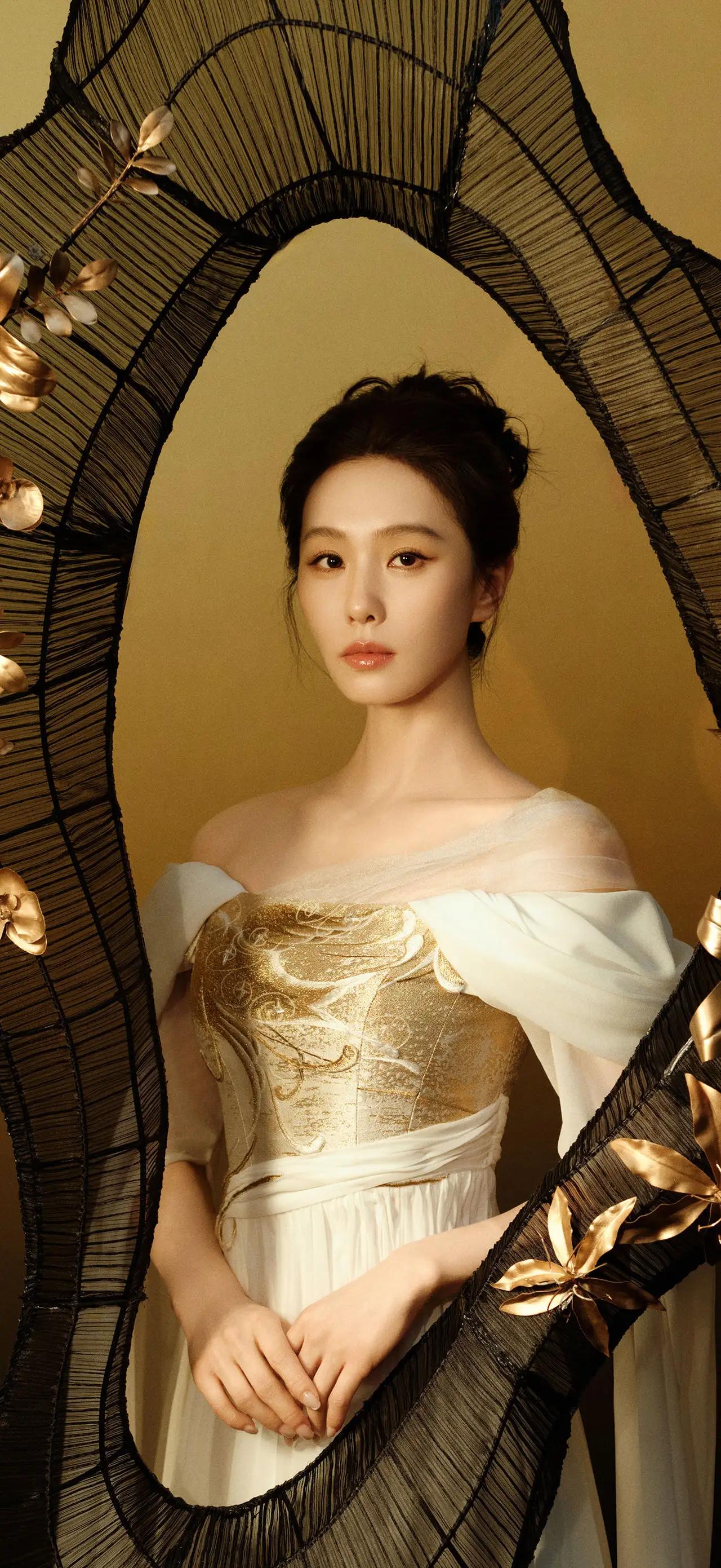美女壁纸～刘诗诗，暖调鎏金漫过裙身肌理，露肩白纱揉碎温柔光影，盘发勾勒温婉轮廓。