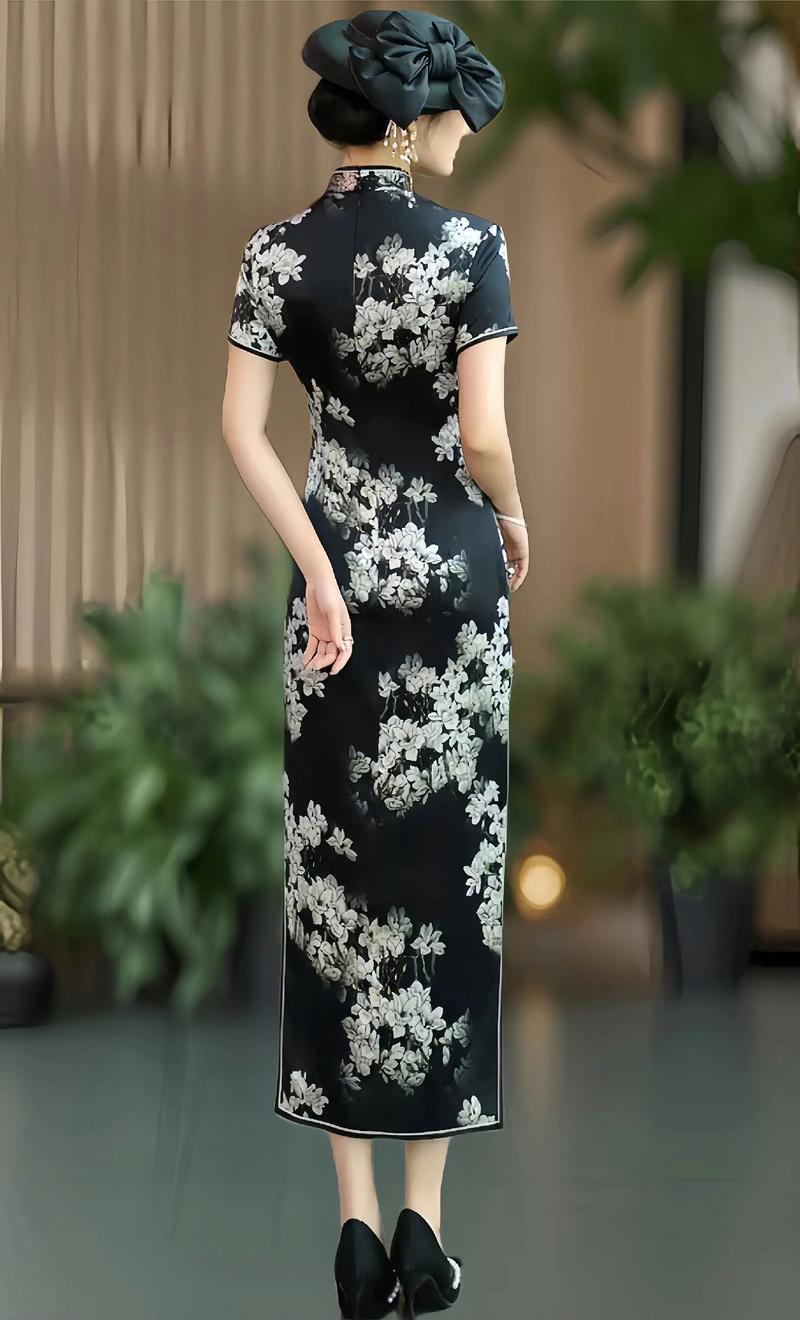 这白花蓝底色长旗袍穿出女性身材优美线条，具备东方女性审美。