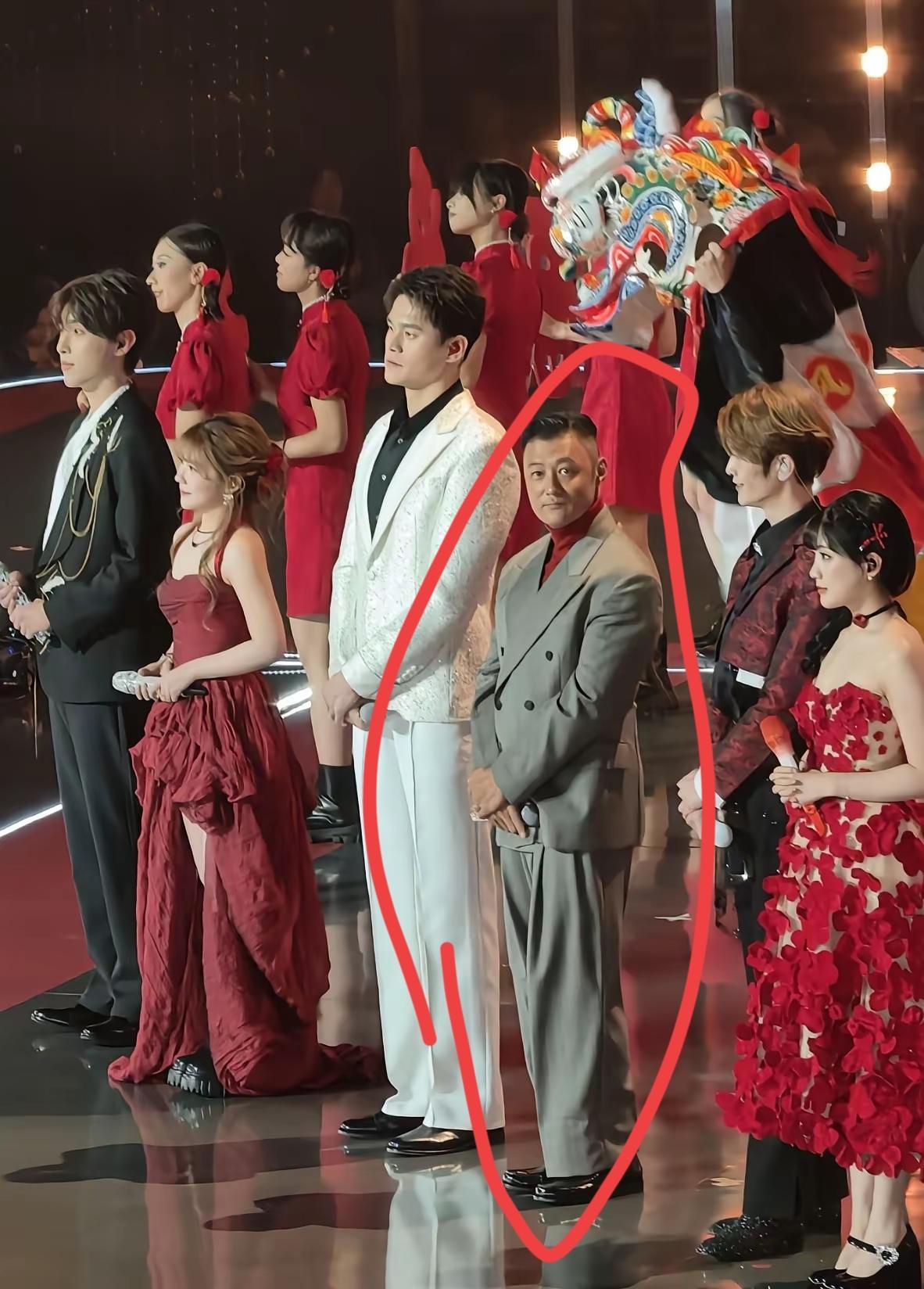 余文乐1米78是假的？他这次同框被“公开处刑”，瞬间矮了半头！你见过身高报1