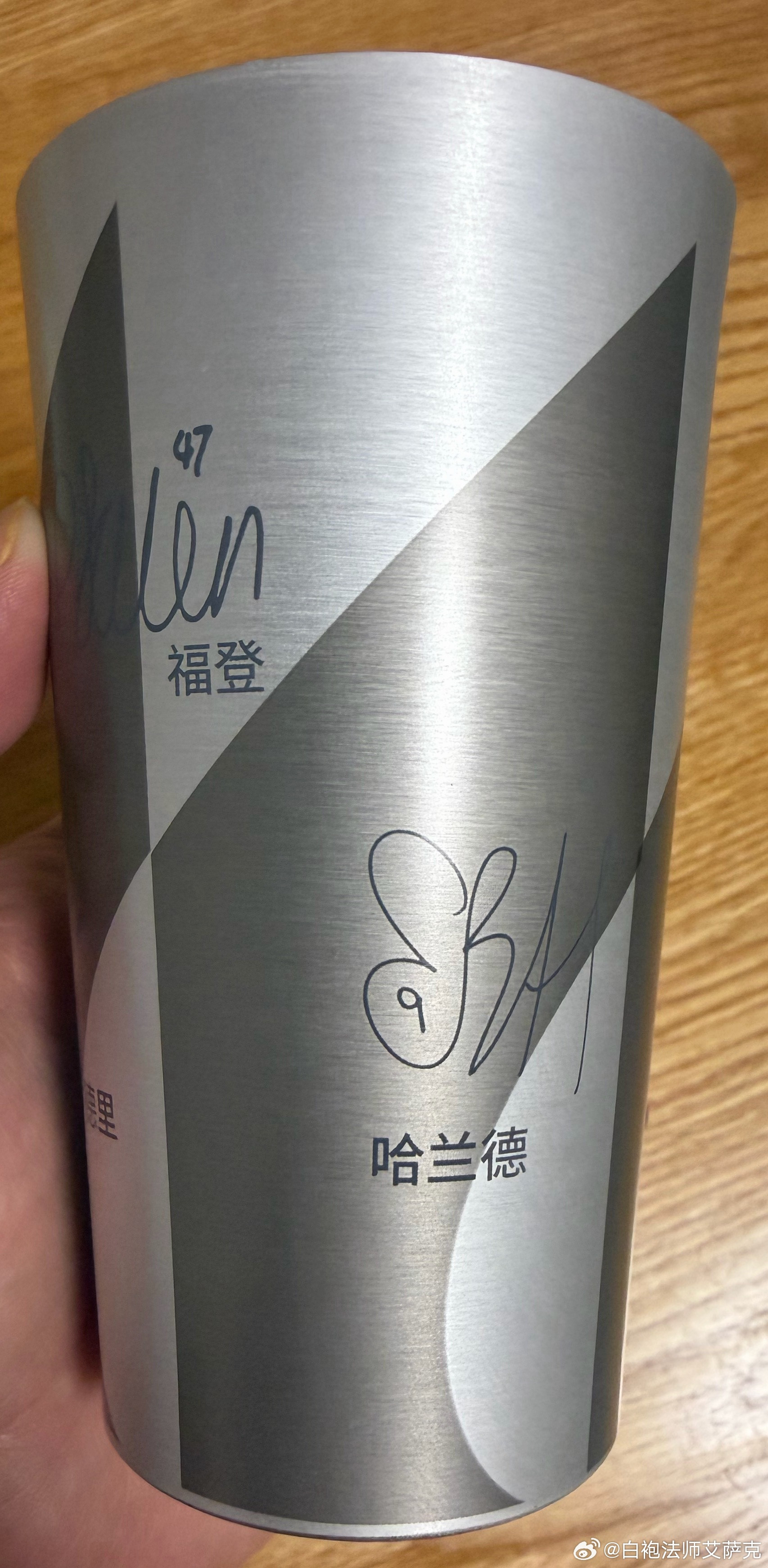 哈哈哈哈哈哈！给家里买啤酒，它还送我个曼城的杯！哈兰德，哈兰德，一块钱一只的哈兰