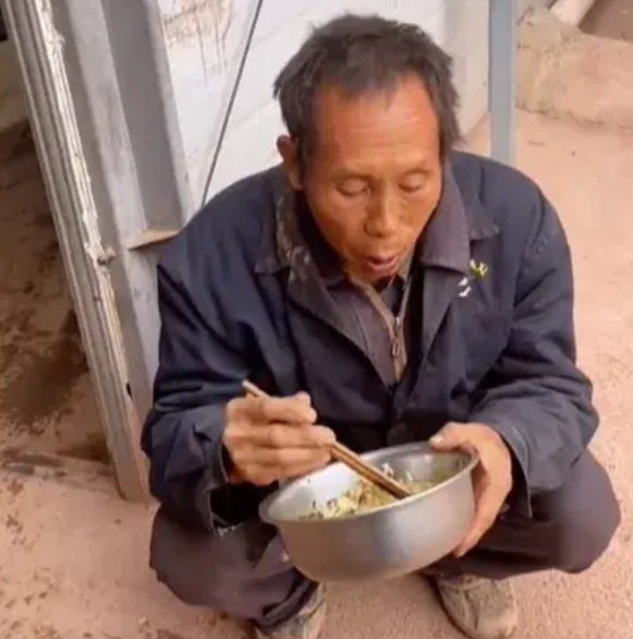 堂哥都52岁，一直单着没有成家。前两天，我给他介绍了个对象，两个人聊得挺投缘。