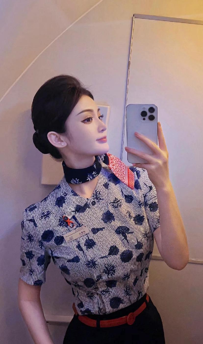 东航空姐的制服照，气质真好。​​​