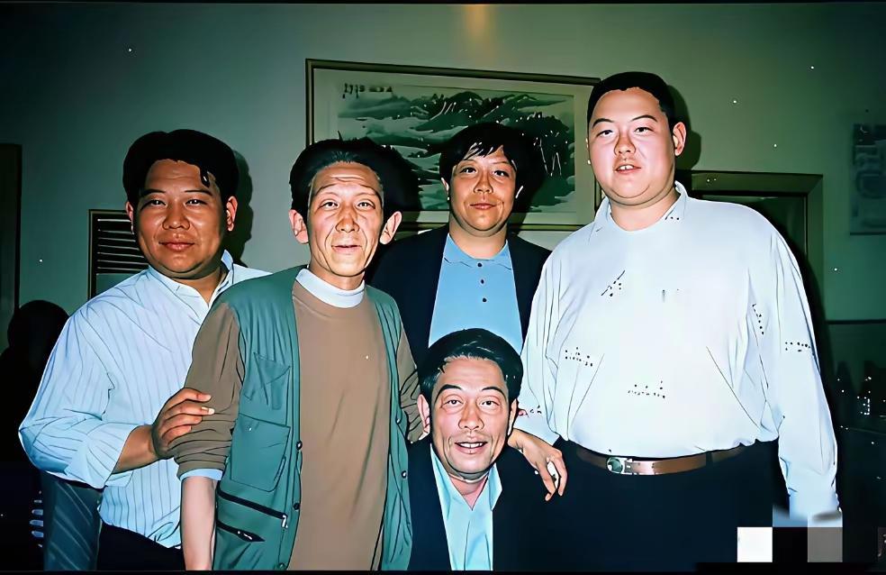 只看出了，坐在正中间是杨少华老师，后排左边是年轻时的郭德纲和金文声。左三穿着黑外