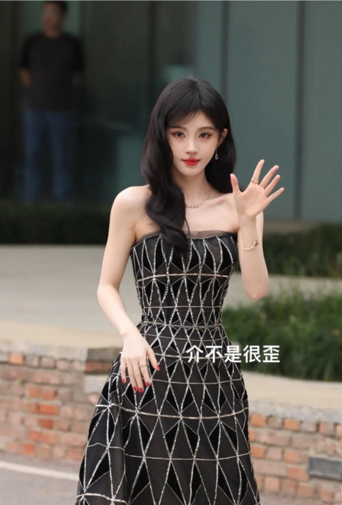 鞠婧祎这个嘴巴化过了吧，怎么人中和嘴巴像🐒了[笑着哭]小鞠还是漂亮的，只是每次的