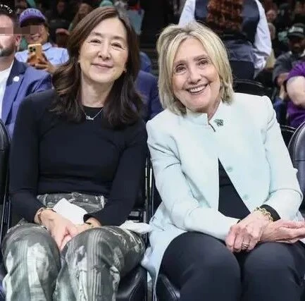 吴明华离婚后首亮相 与希拉里观看联赛