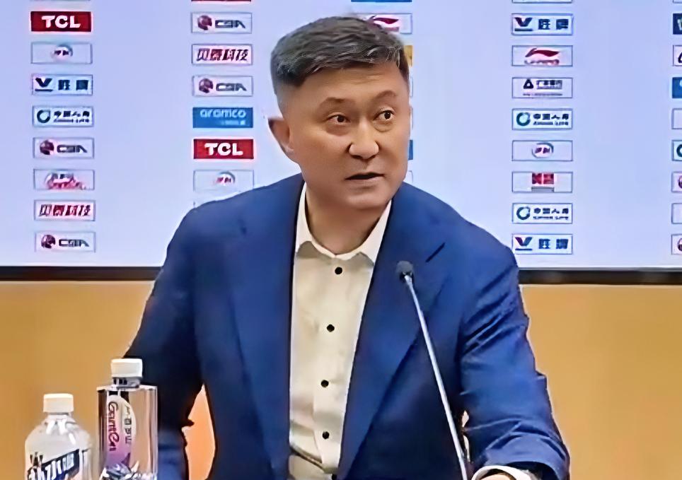 朱芳雨：杜指导，这麦考尔就这么不顶用吗？首发出战8中1，三分3中0。杜锋：朱总