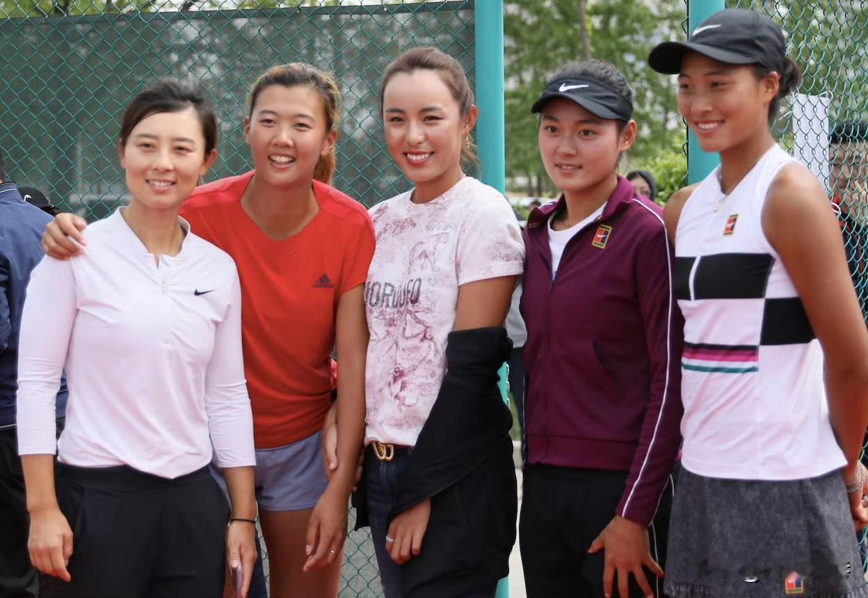 这张老照片中的五位阳光女孩，郑钦文大家肯定都认识，但是剩下的四位有全认识的肯定没