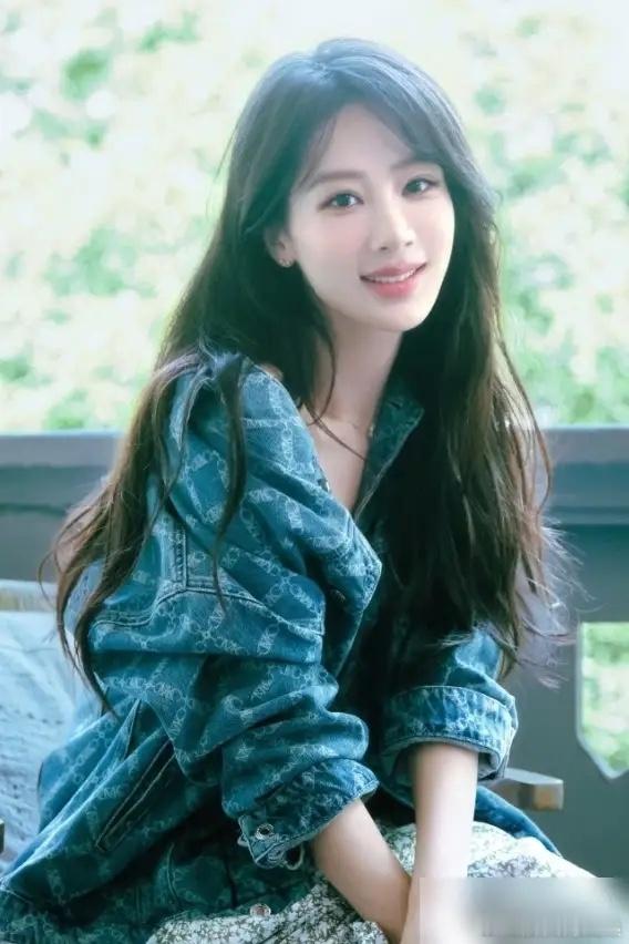 别再吹杨紫人缘好了。我告诉你，她那不是人缘，是她早年被羞辱后，给自己修的一道滴