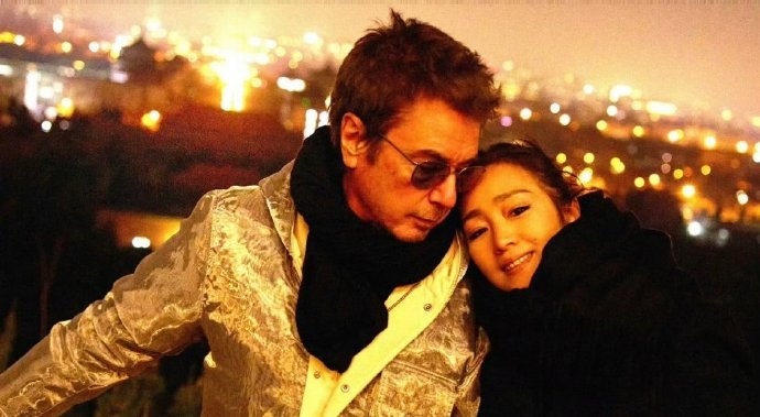 巩俐发外籍老公竟然都77岁了，头发茂密还不白，看起来可真年轻啊