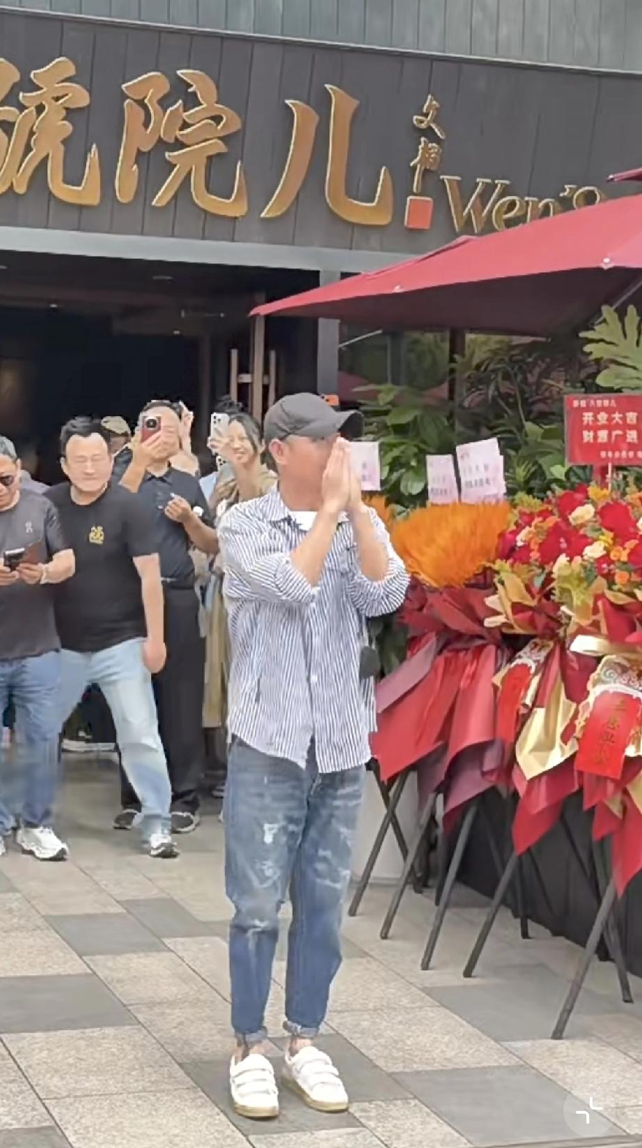 5月8日，文章在上海青浦区的面馆八号院儿开业，现场没有一个明星，送花篮的只有张杰