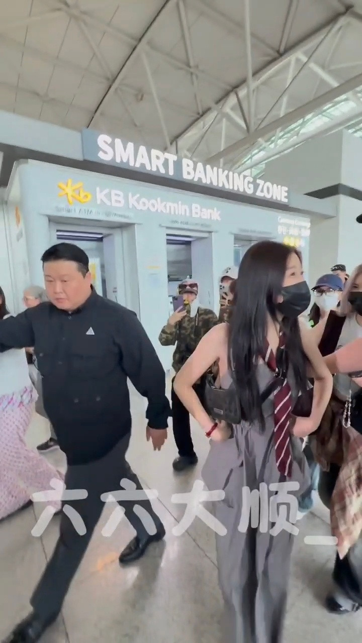 不行了，真的要被这个叉腰生气的小书欣萌晕了，动画人物走进现实啊啊啊啊啊虞书欣叉腰