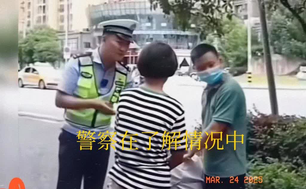 警察暖心的一幕……有时候规则是死的，人是活的。就像电动车载人可能违反规定，按