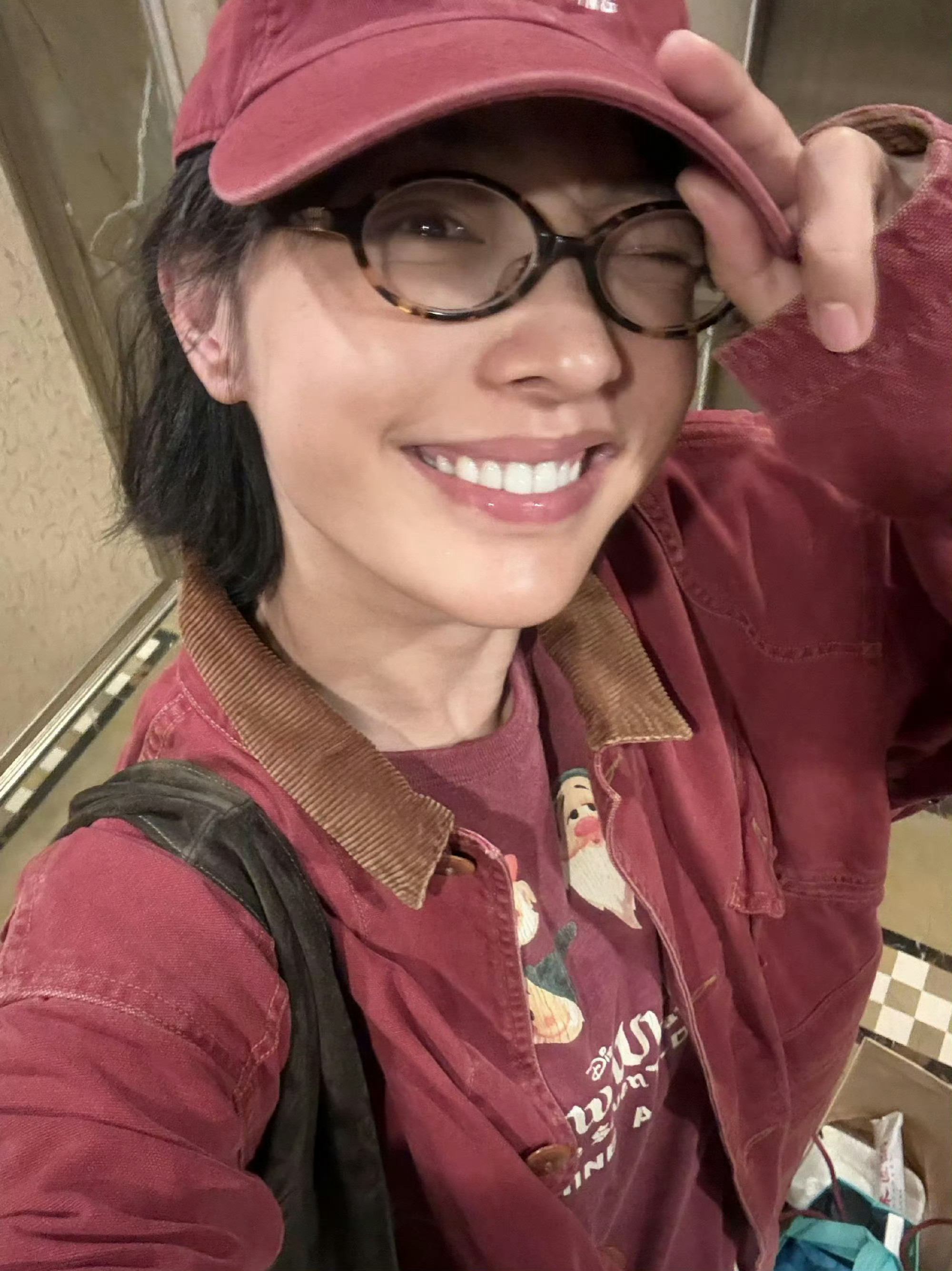 白百何素颜肤色白百何活人感好足，也不把我们当外人，素颜和化妆之后根本没有什么区