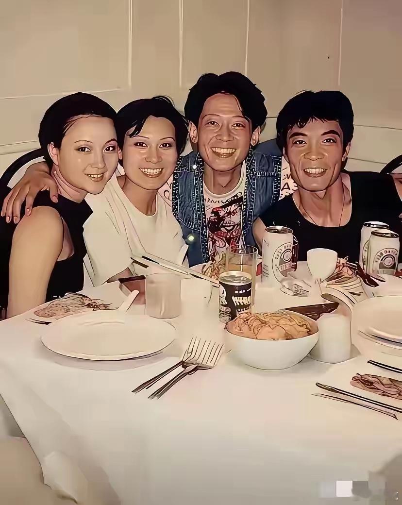 80年代，四位著名演员在一起的留影。我敢打赌，认识他们的，估计都是大叔、老爷爷