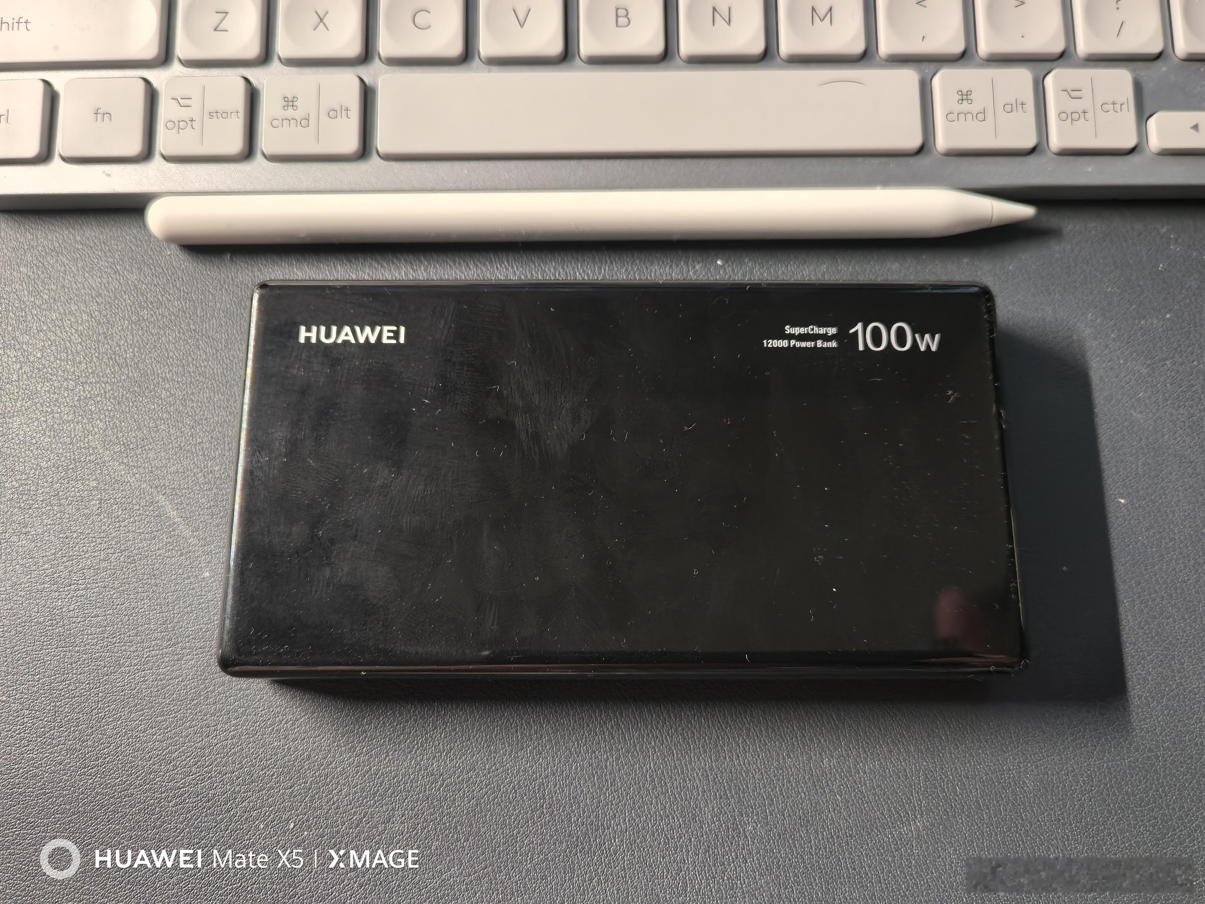 华为的这个新的充电宝确实可以。终于不用再为忘记带数据线发愁了。​​​