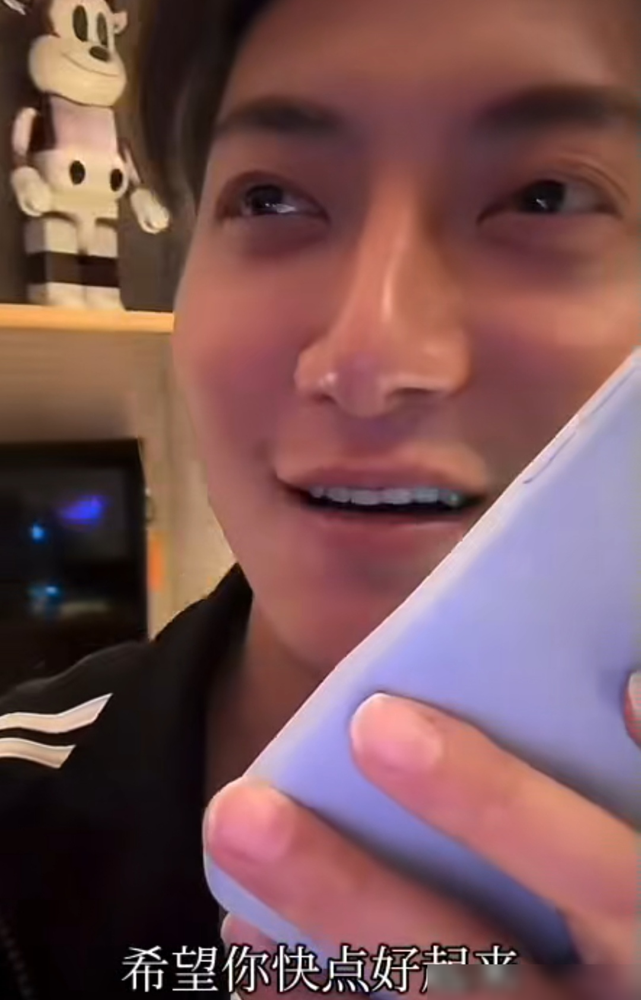 黄子韬发消息关心邵子恒身体，徐艺洋在旁边来一句人家不回你。他立马炸了，脸红脖子粗地解释，隔着屏幕都能