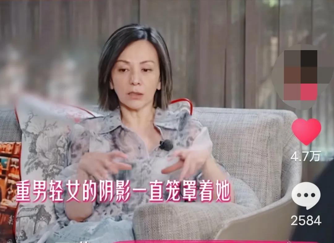 王琳讲：“我童年跟姥姥姥爷生活，7岁回到家，我妈和我弟睡床，我睡沙发，没有放衣服