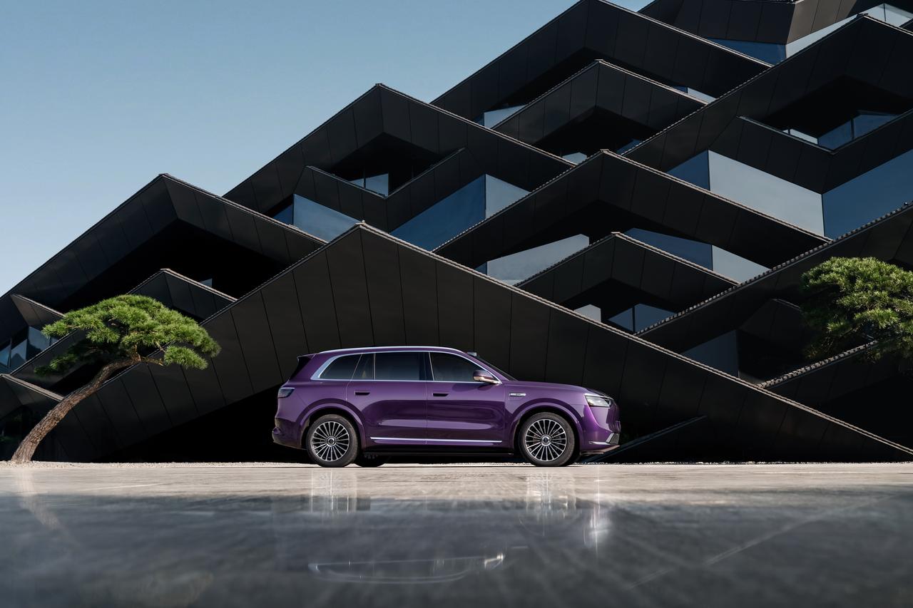 连续五个月销冠的问界M8，交付速度同样跟得上提到问界M8，很多人首先想到的是它