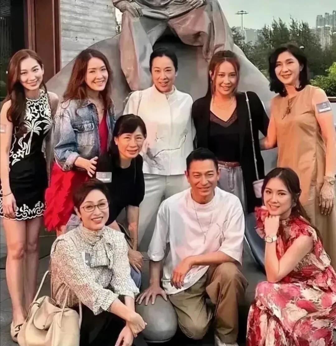 哇，刘德华的人缘真是好，和这么多美女一起同框，看把天王给乐的，笑容都掩盖不住内心