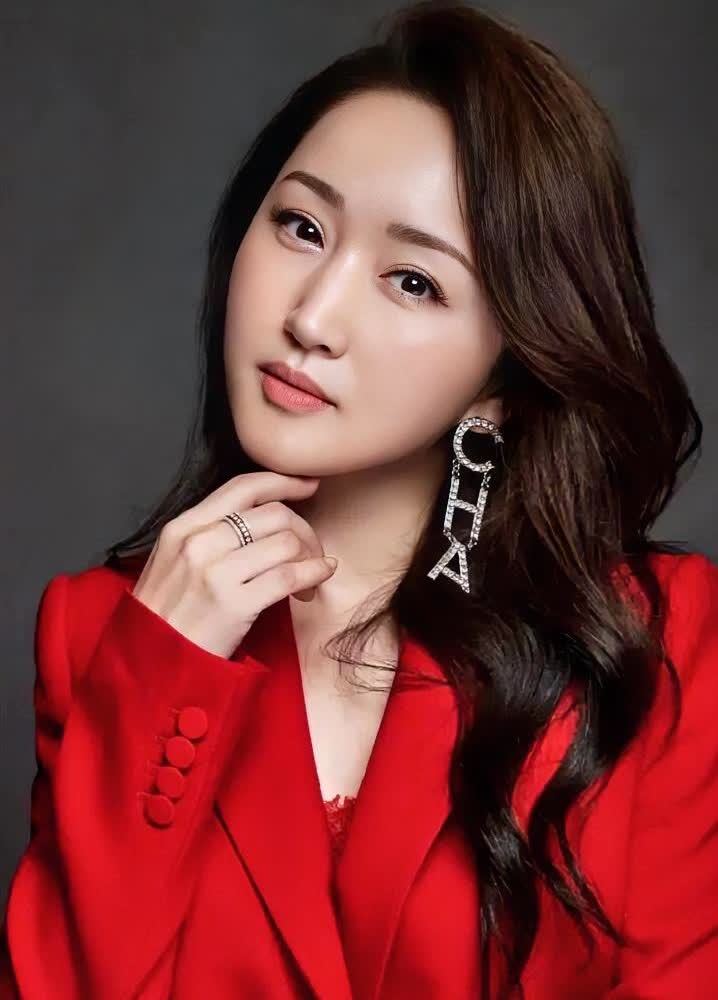 曾和黑老大传绯闻的四大女明星揭秘；第一、杨钰莹第二、刘嘉玲