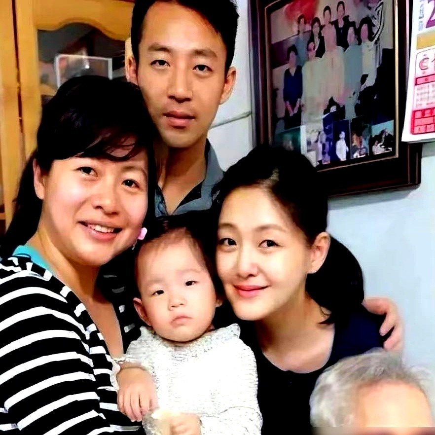 当年S妈铁了心要捧红的，根本不是大S小S。镜头一怼脸，大姐徐熙娴转头就跑，死活不肯赚这份快钱。她往后
