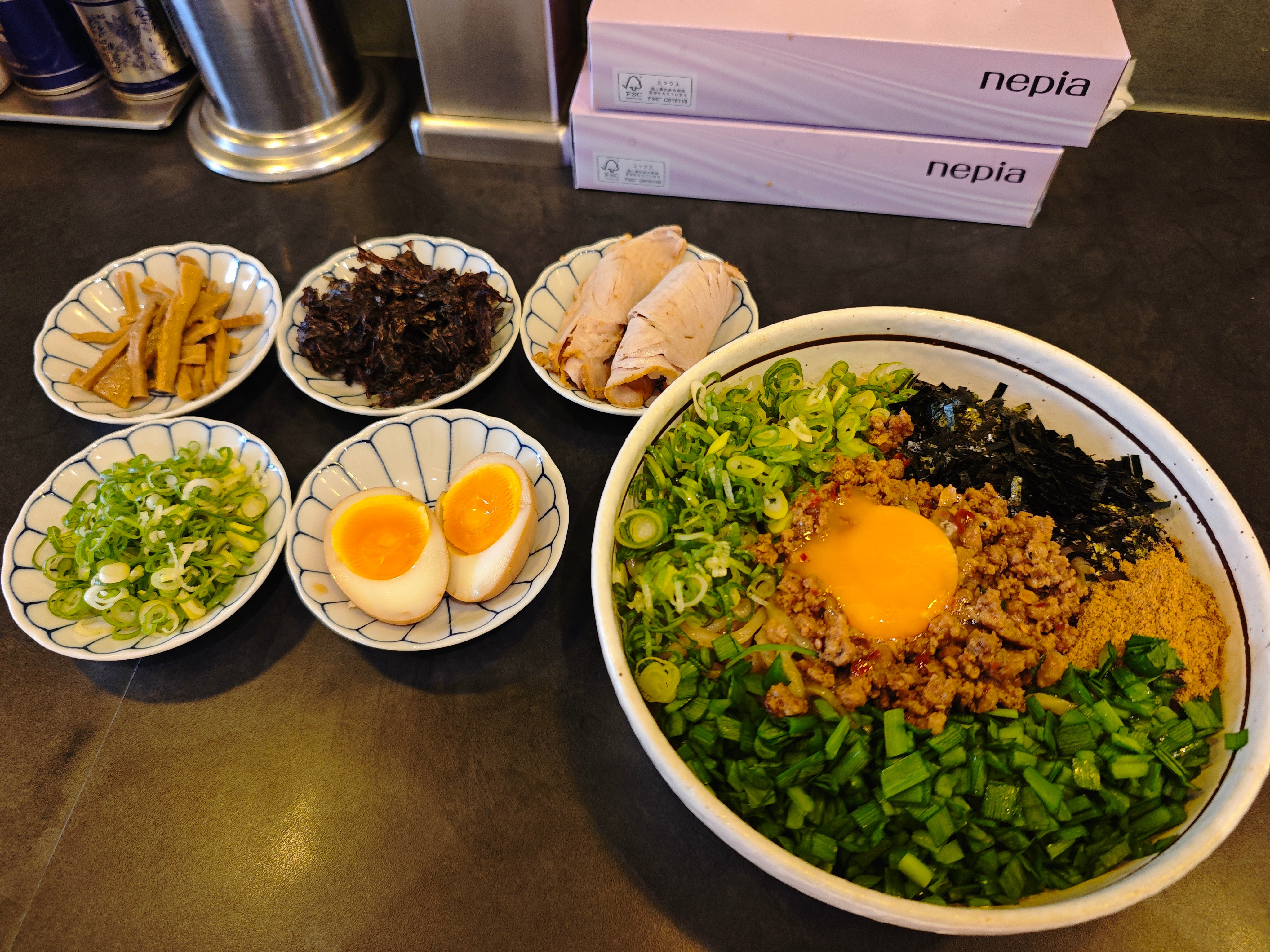 中午十一点吃的午饭，到现在还撑着秋叶原小米之家搞活动送五个浇头，有学生证还可以免