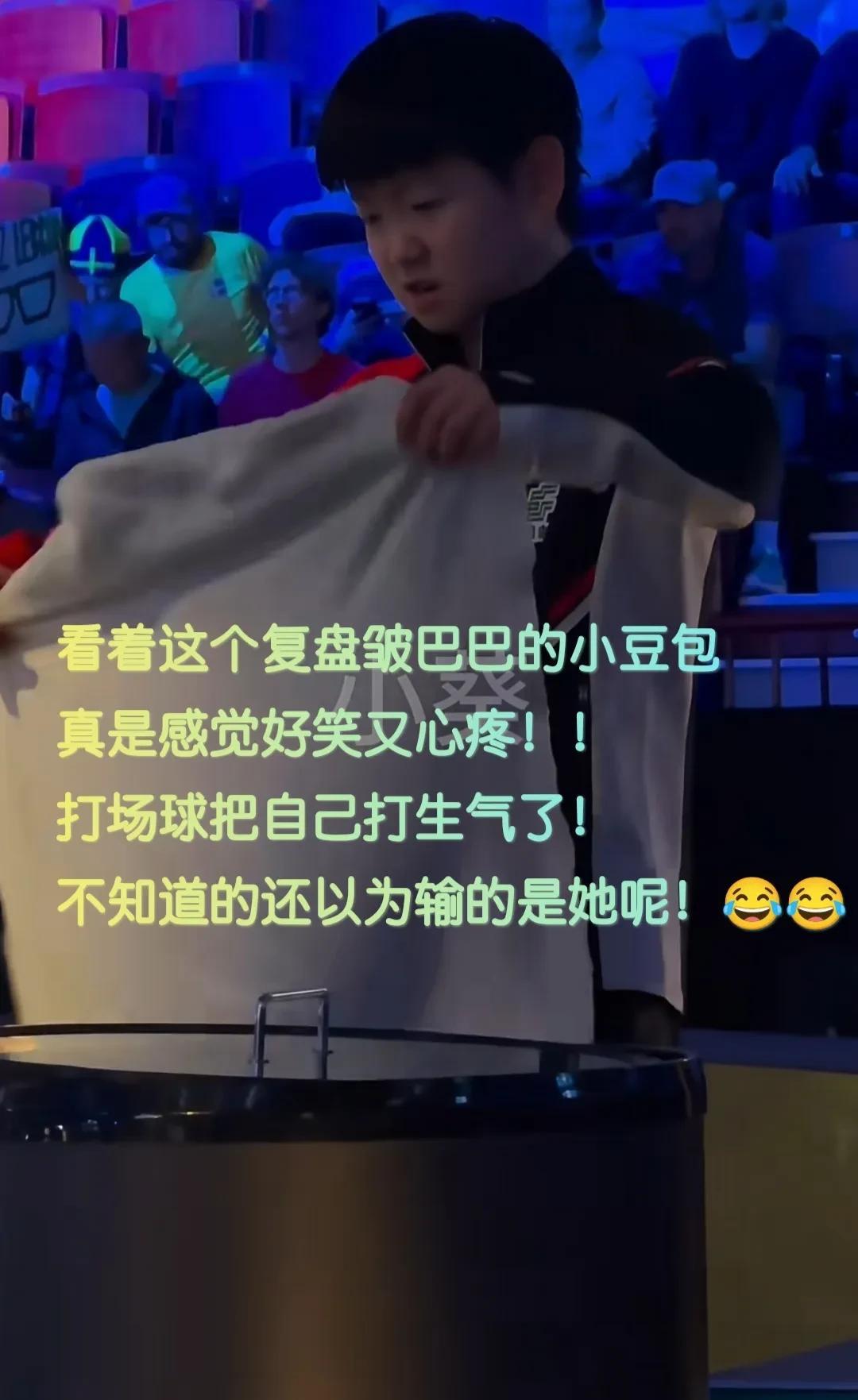 最好的师徒！邱指导在结束了场外后，从另一个场馆马不停蹄的过来看莎莎打球！在观众席