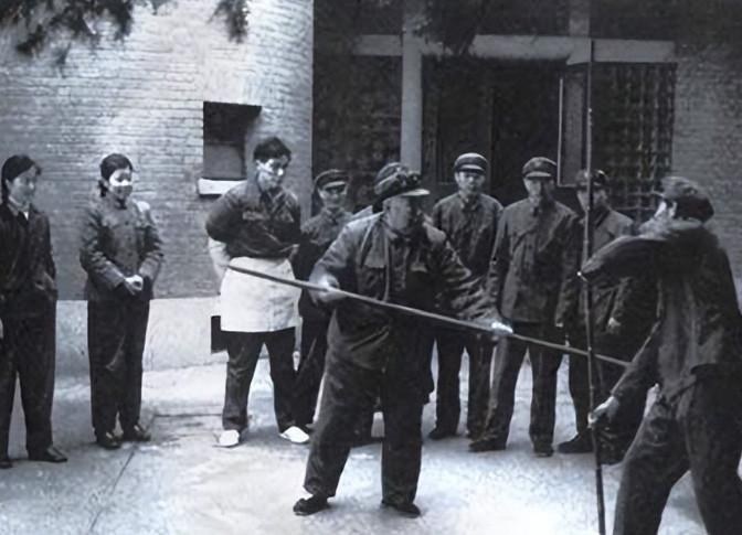 1943年，新婚之夜，37岁的许世友，对着19岁的新婚妻子说了一句话，然后拔枪对