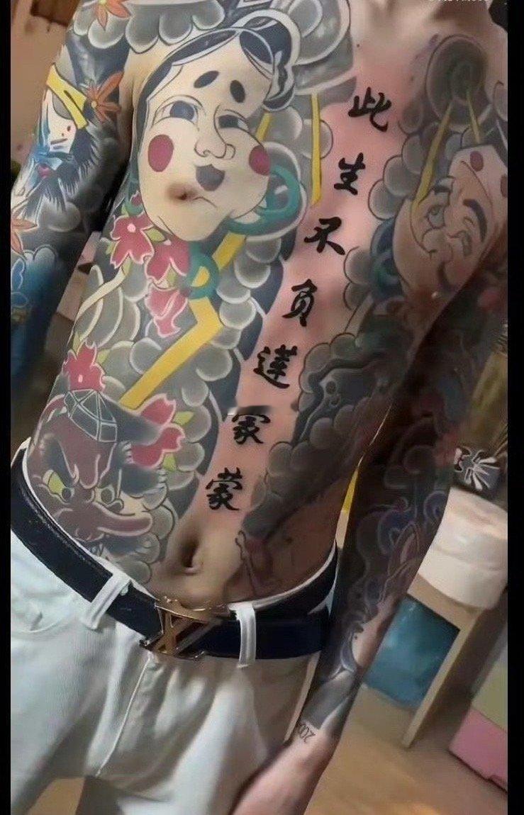 这孩子，这一辈子算废了！不知成年未成年，如未成年，文身店老板已经违法。