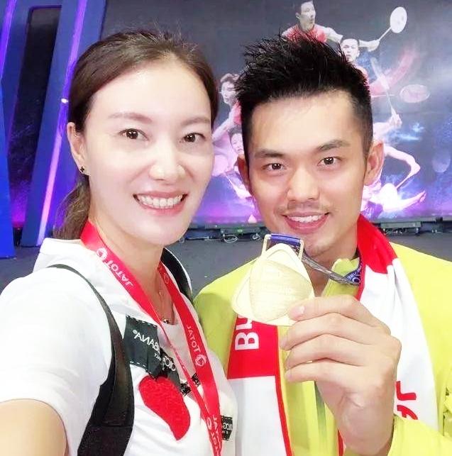 谢杏芳的宽容，果然是明智的最近林丹现身西班牙陪儿子练球画面好温馨，瞬间读懂谢