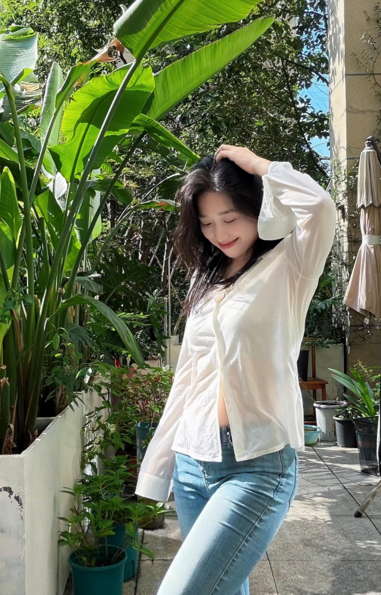 姐姐笑容如花，美好的一天，我们一如既往。