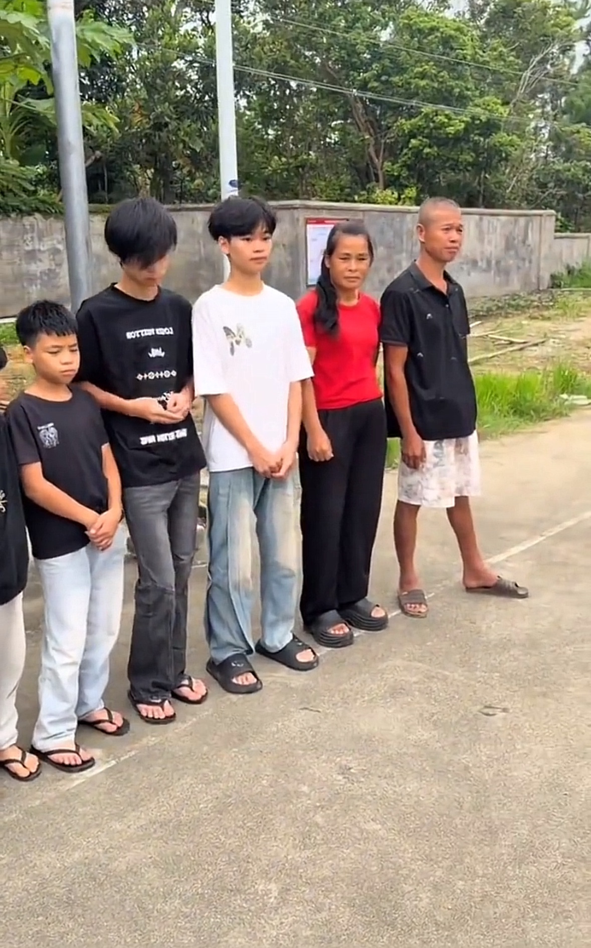 13个小孩，8男5女，广西钦州这个庞大家庭上了头条。有的爱心人士上门慰问，并送上慰问金。一个家庭生1