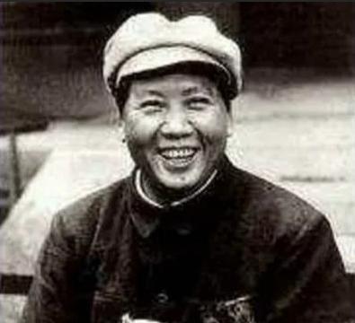 1927年，毛主席被捕后，在押去处死路上，突然对一名团丁说：“老哥，我腿疼，伤筋