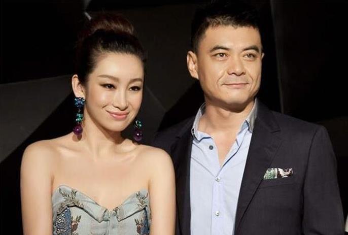 圈内聚会场合，陈建斌随口调侃秦海璐的丈夫长的丑，话音落下现场气氛瞬间尴尬。在场不