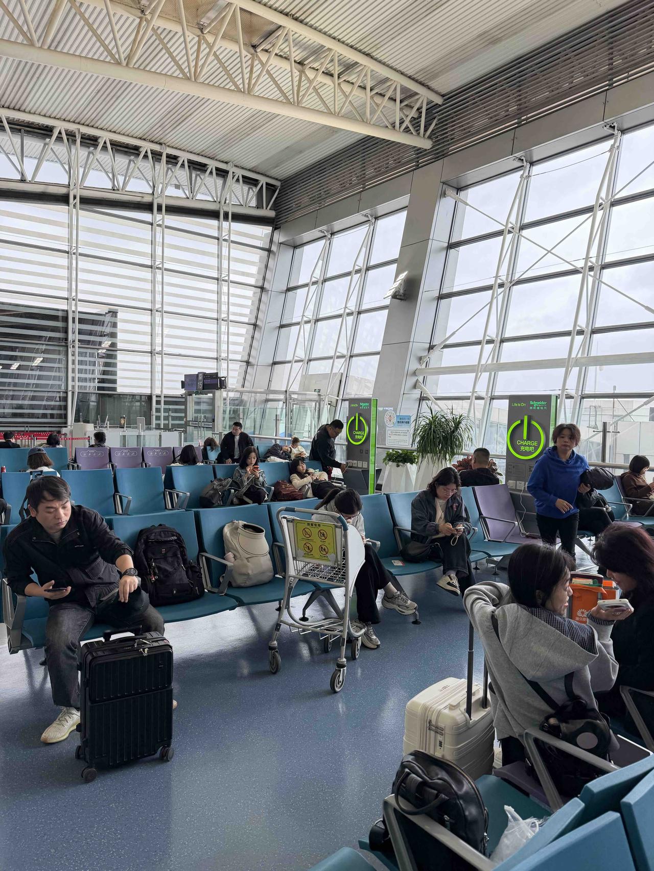 今天中午12点，我在西安咸阳国际机场T2航站楼，等待乘坐飞往温州的航班。西安飞