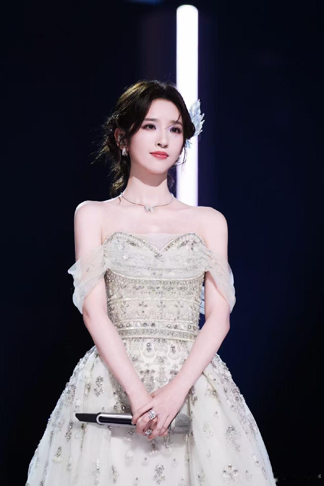 唐艺昕真的cos了艾莎乘风2026完整复刻艾莎形象，唐艺昕漫步舞台，宛如来自雪原