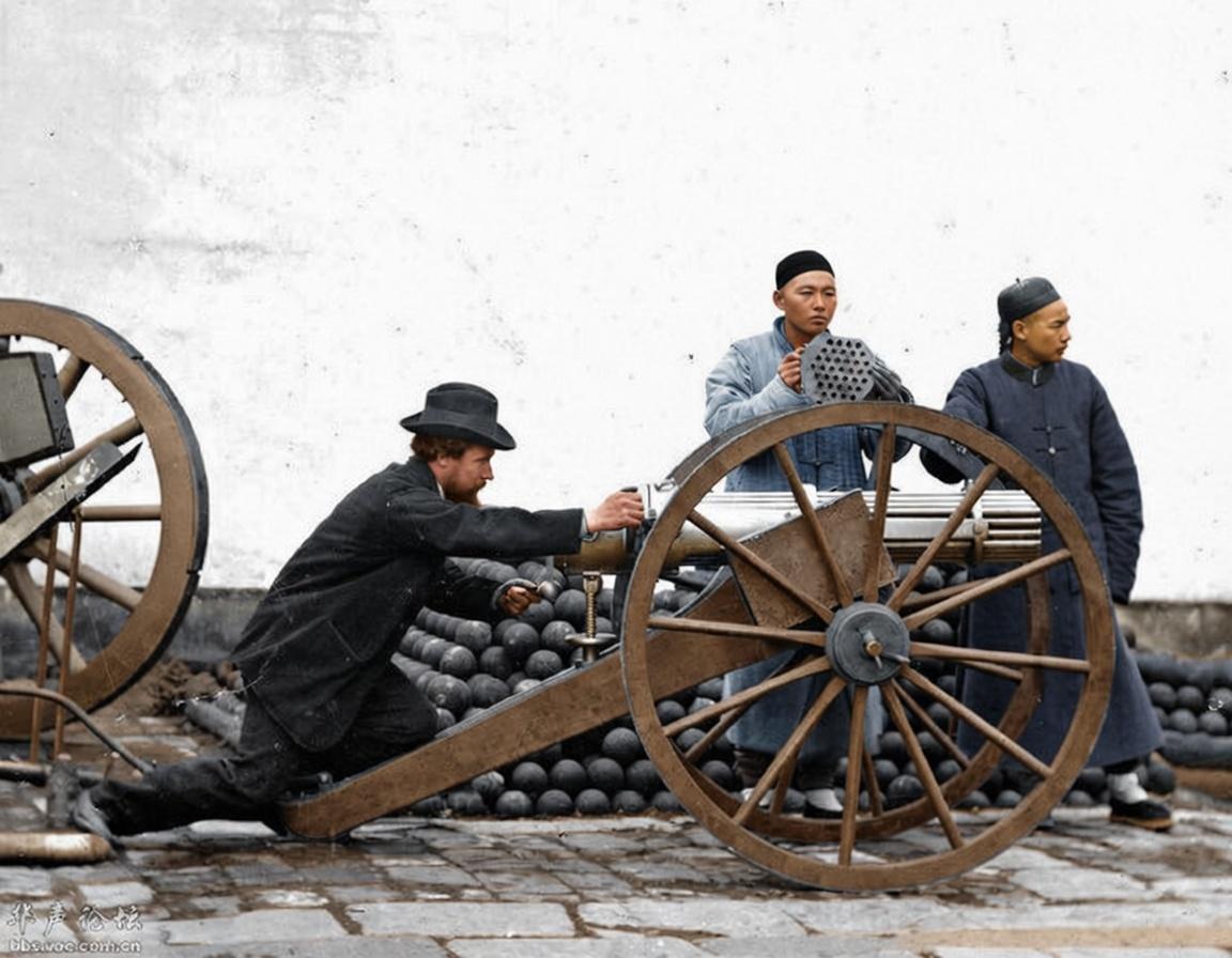 这张照片，由英国摄影师约翰·汤姆逊于1872年在南京金陵机器制造局拍摄，左侧单膝