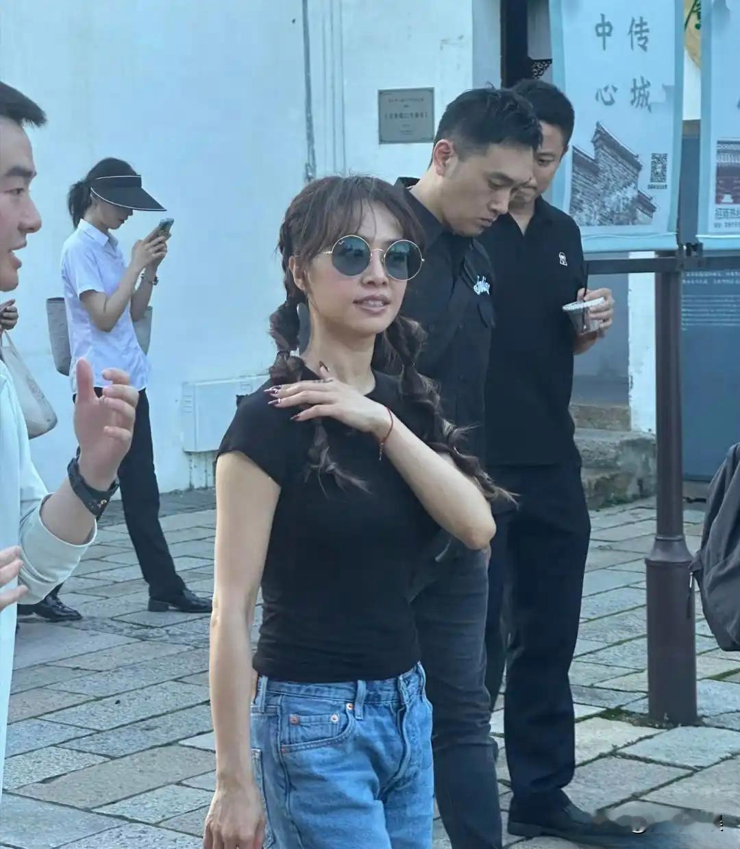 46岁蔡依林现身江苏街头，路人无修实拍生图流出。两条麻花辫造型虽然减龄，但视觉上显得身形娇小。没有舞