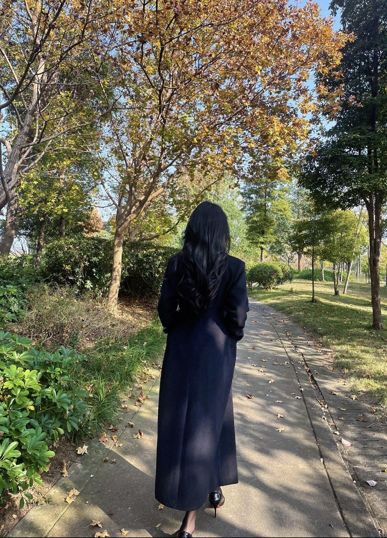 秋叶落，美人笑，岁月静好。