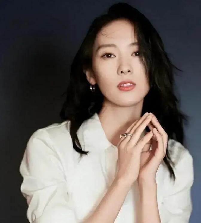 2003年底，中戏校园里发生了一场震惊全校的暴力事件：大二女生童瑶被前男友当街暴