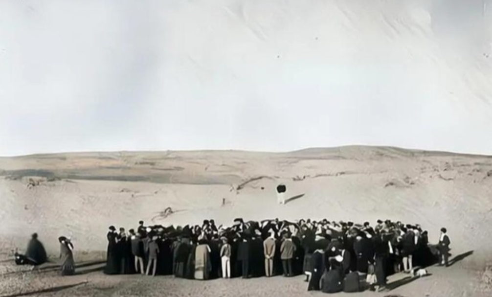 1909年，一百多个犹太人筹集了部分资金，从阿拉伯人手中购买了一大块土地。他们到