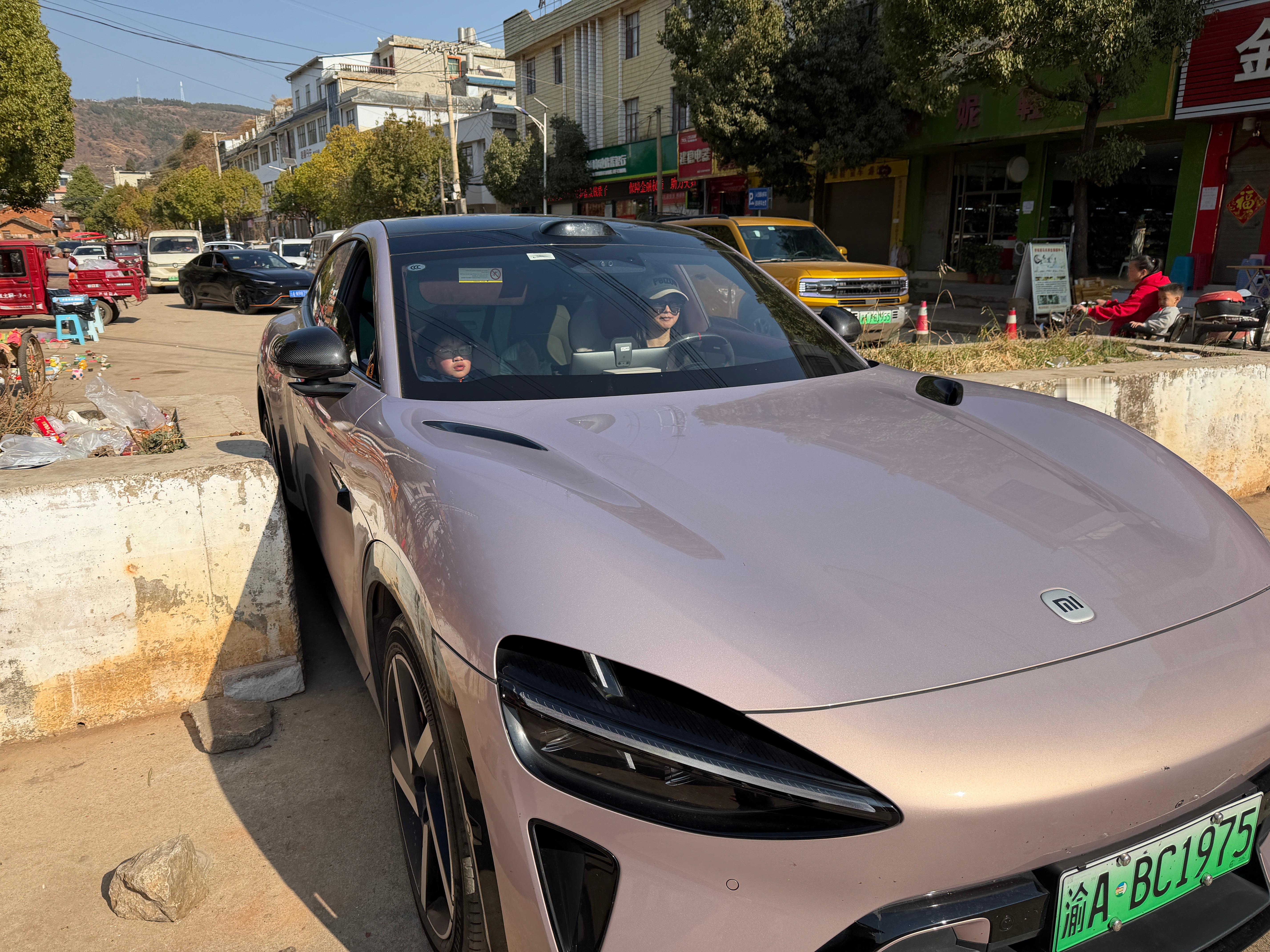 李老师开车技术确实牛X、这么窄的限宽墩开过来了