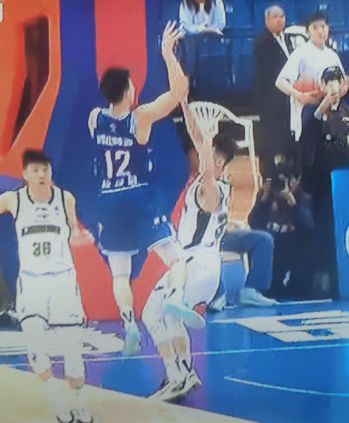 “段昂君和王睿泽这俩小子可真硬啊”。篮协和专家都对辽宁队和青岛队的双加时大战给