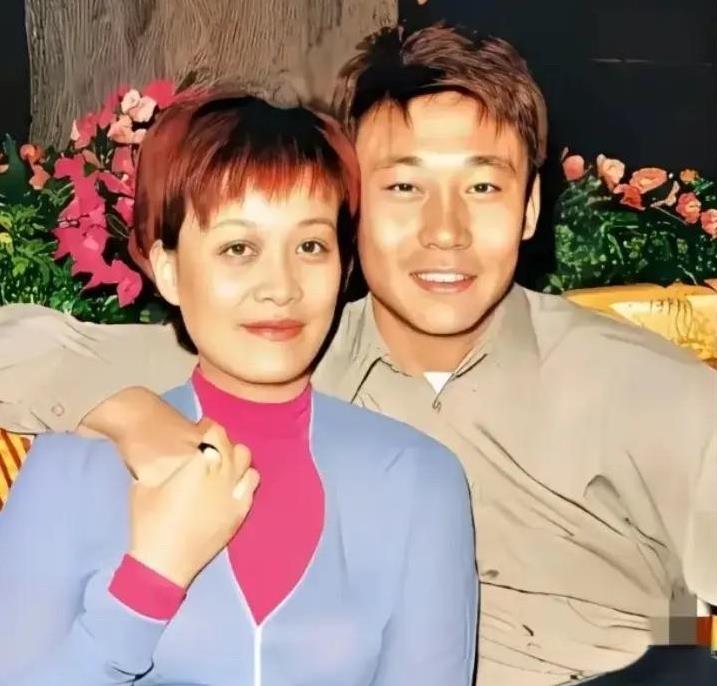 这张罕见的合影记录了那英与高峰的昔日恋情。1995年，两人相恋并开始同居生活，这