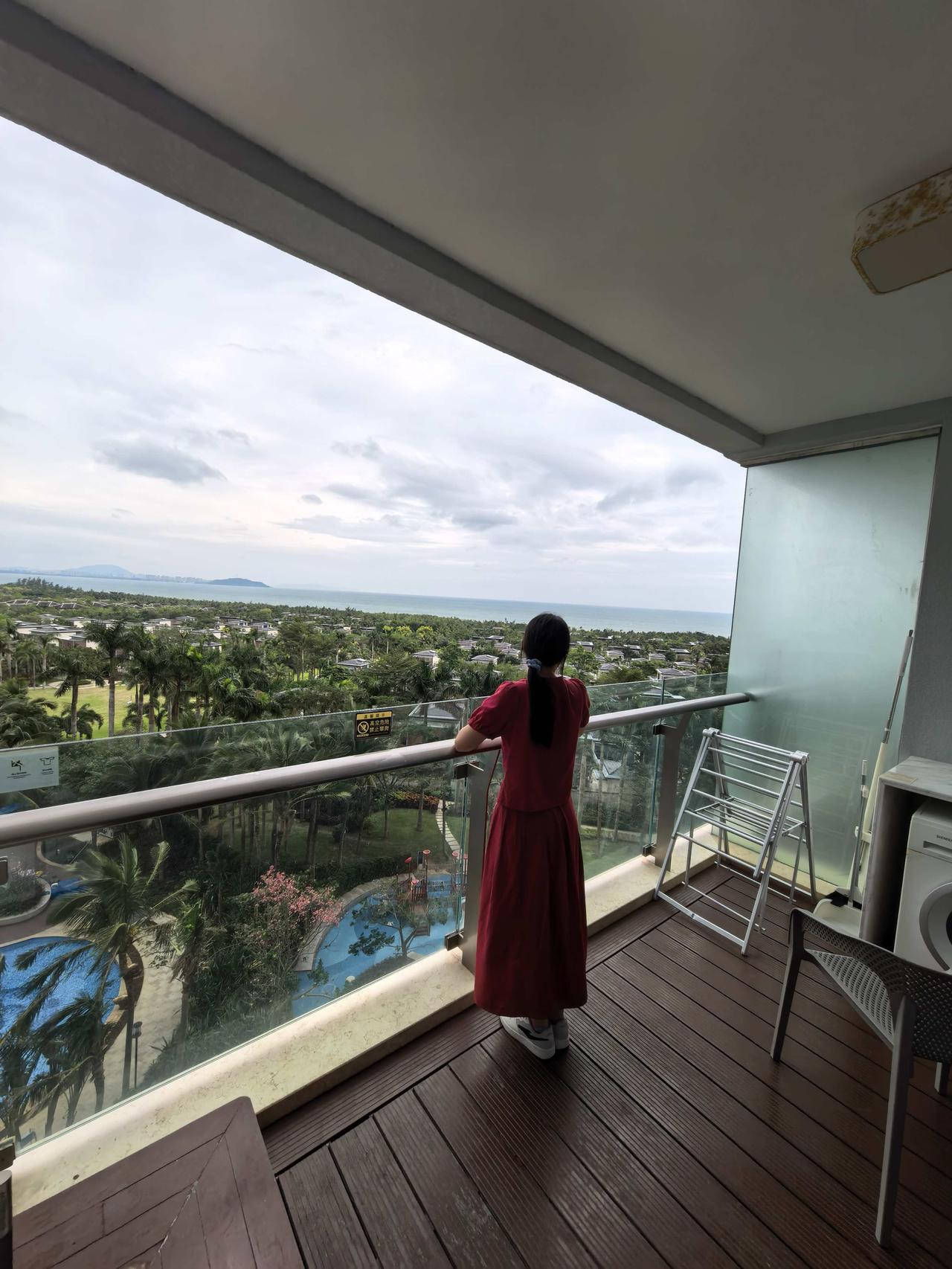 这张图是我最近去三亚旅行拍的。我站在三亚唯一的七星级别酒店的隔壁的酒店的一个房