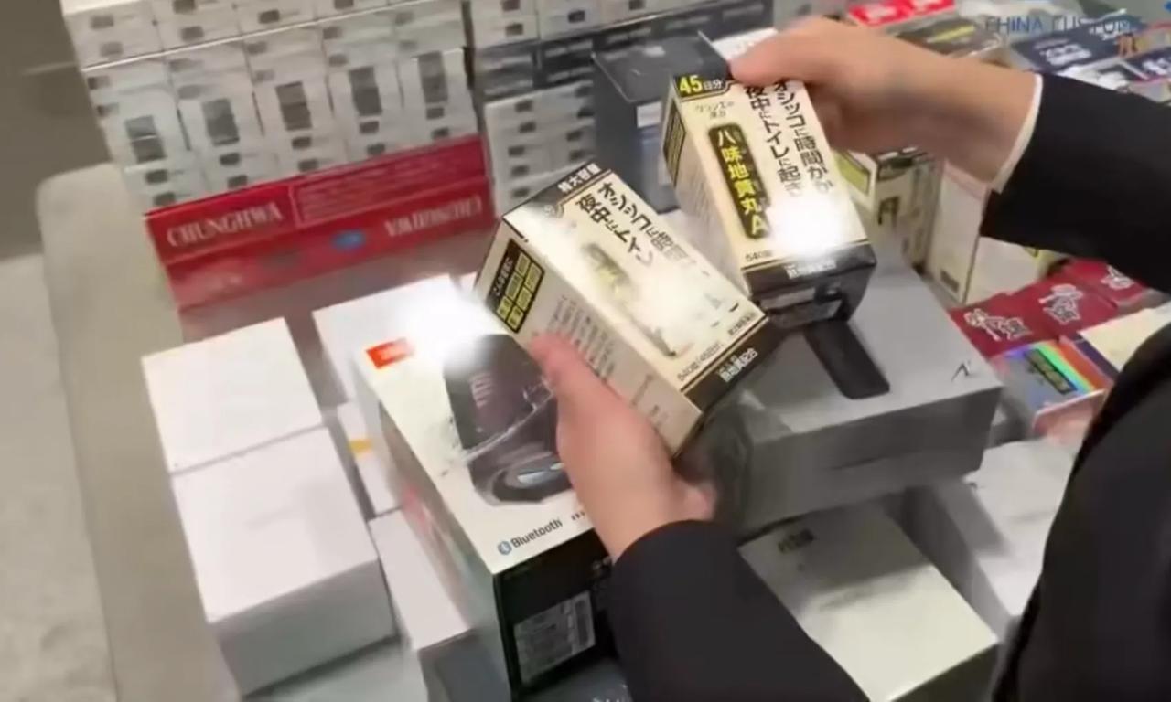 这可不行！青岛胶州，一名进境男子的托运行李引起海关的注意，里面有几十件规则形状和