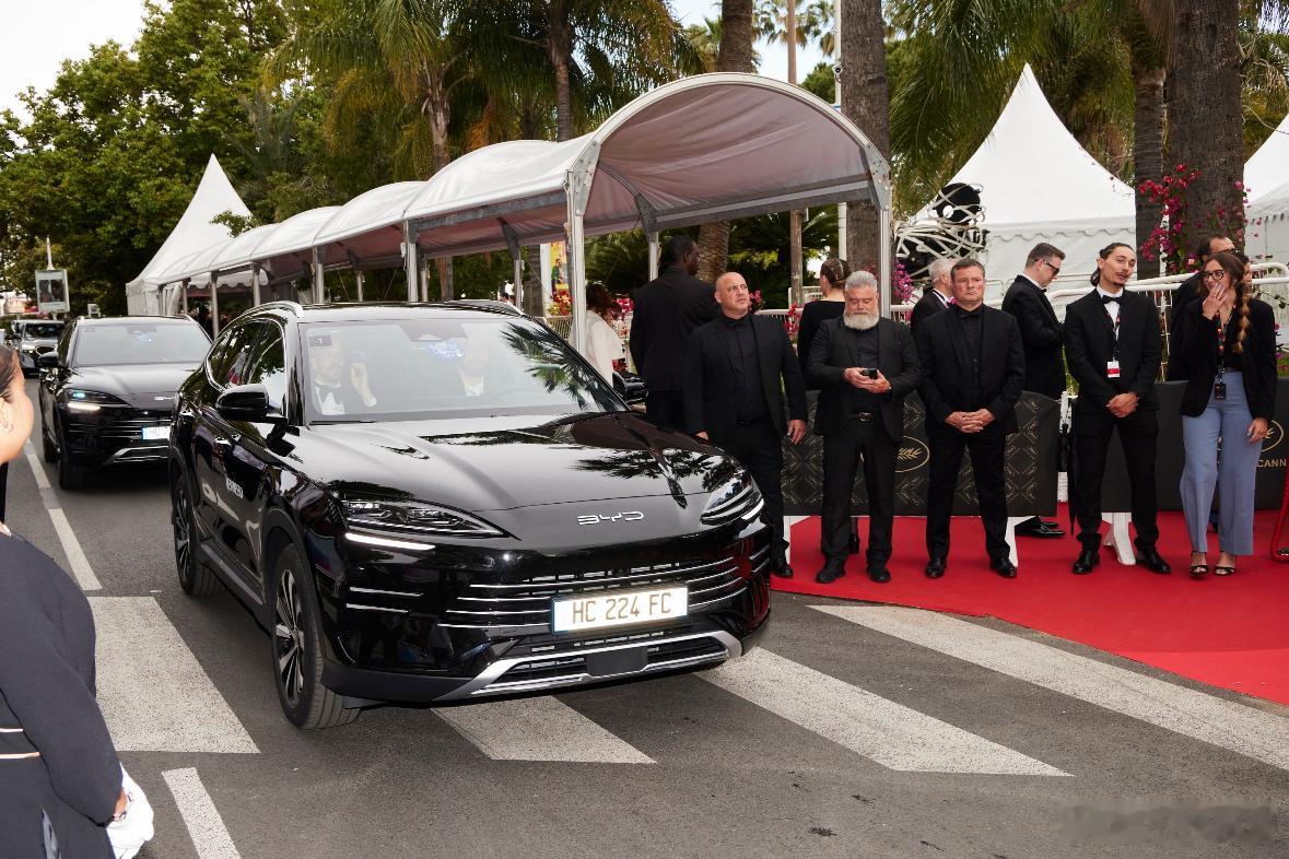 之前看到新闻，戛纳红毯这排面我直接看傻了，比亚迪那台黑亮座驾往路边一停，保镖开道