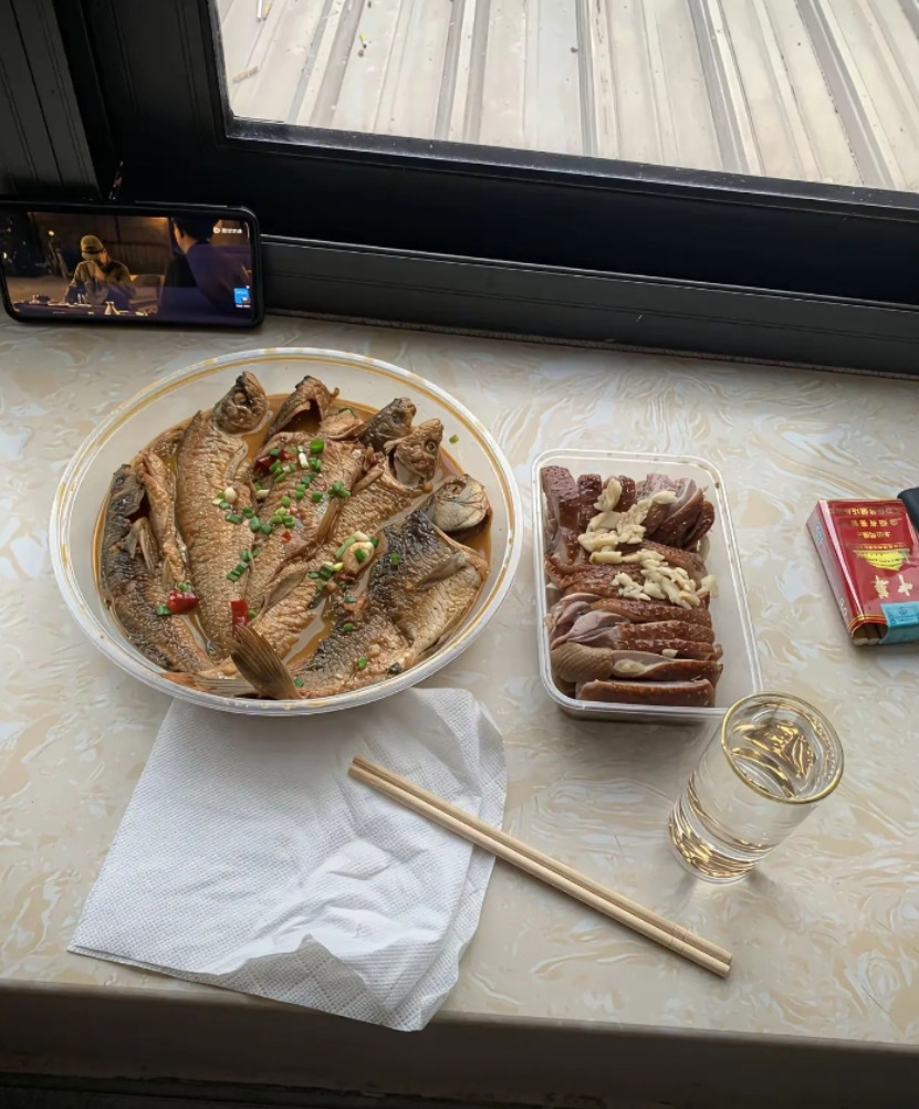 这就是一个男人不工作，休班在家的快乐！两个菜一杯酒，微熏状态！