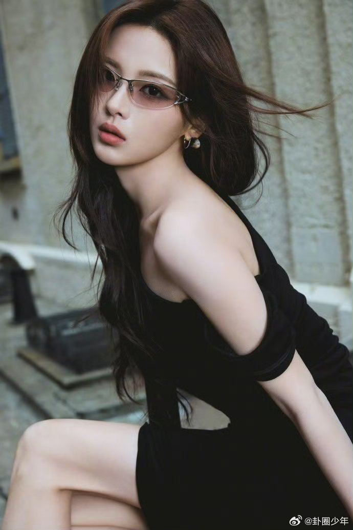 杨超越黑色挎肩裙杨超越黑色斜挎肩长裙杨超越黑色挎肩裙杀疯了！单肩露得恰到好处