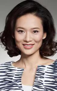 李雨霏1976年出生于内蒙古赤峰，毕业于香港中文大学。她最初在北京电视台主持娱乐
